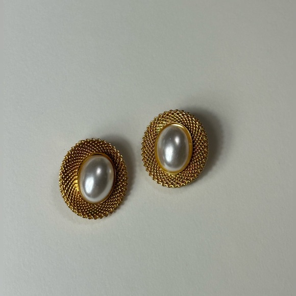 Jewelry - Vintage gold and pearl clip on earrings.